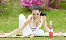 广州女网红跪地吃瓜,网络舆论的狂欢与反思