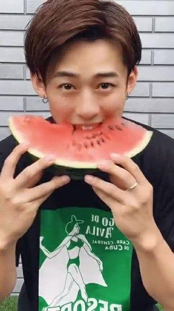 小网红洗头吃瓜